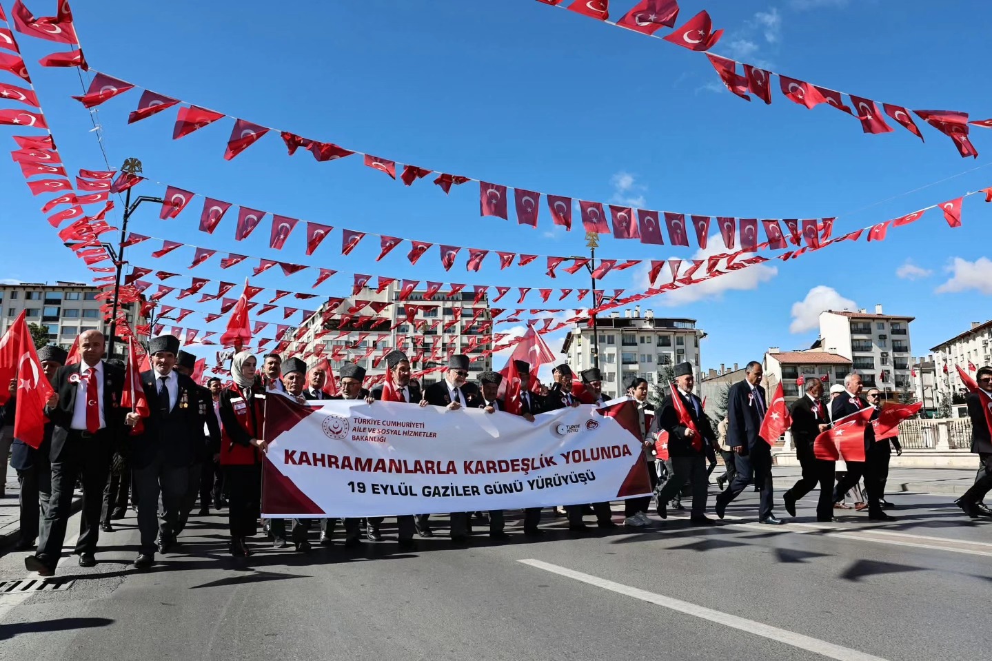 kahramanlar-kardeslik-yolunda-19-eylul-gaziler-gunu-yuruyusu-1199