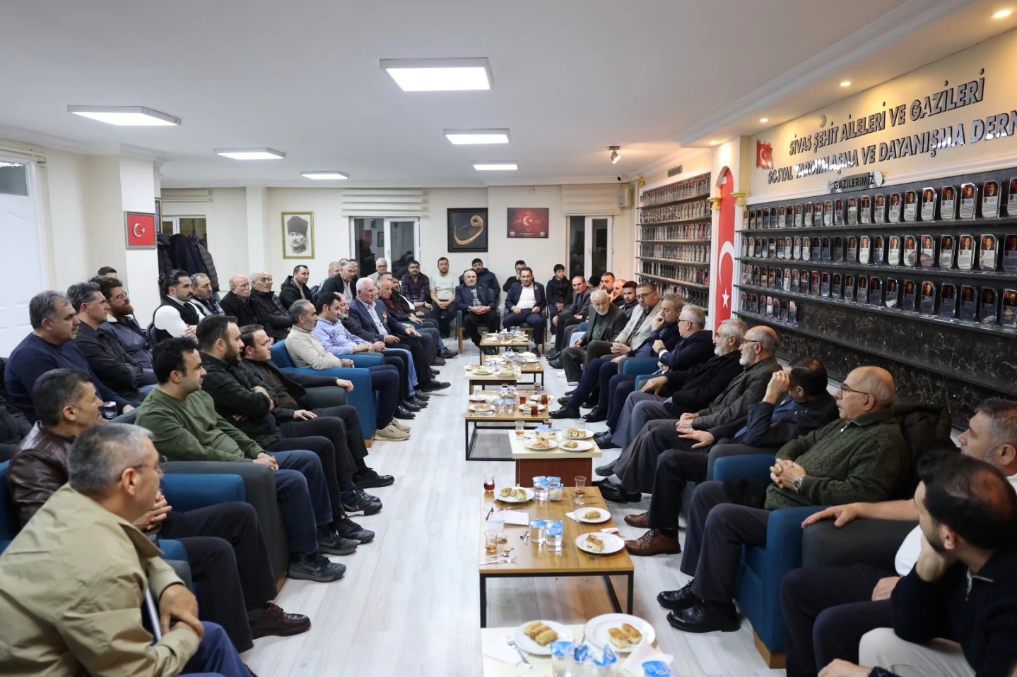 sayin-valimiz-yilmaz-simsek-ve-sayin-belediye-baskanimiz-adem-uzunu-dernegimizde-agirladik-1339