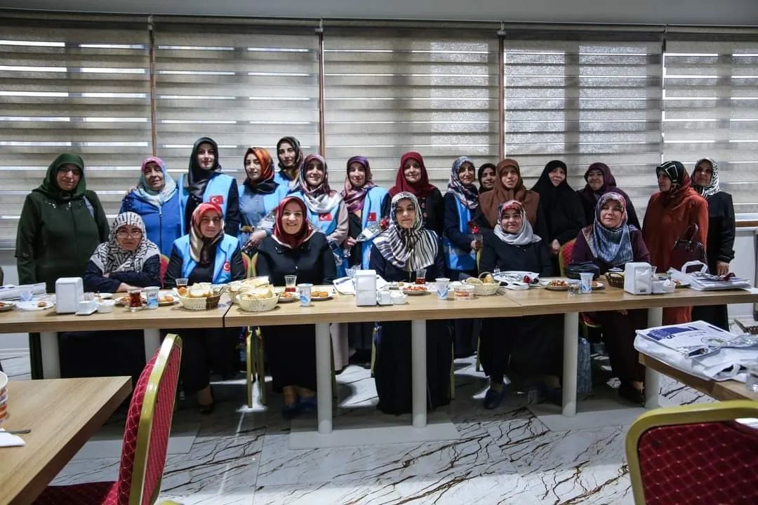 diyanet-vakfi-kadin-kollarinin-anneler-gunu-yemegi