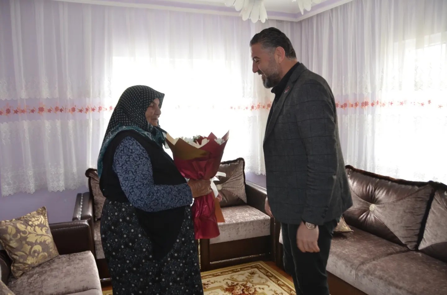 sehidimiz-adem-kocun-annesi-aliye-koca-anneler-gunu-ziyareti-489