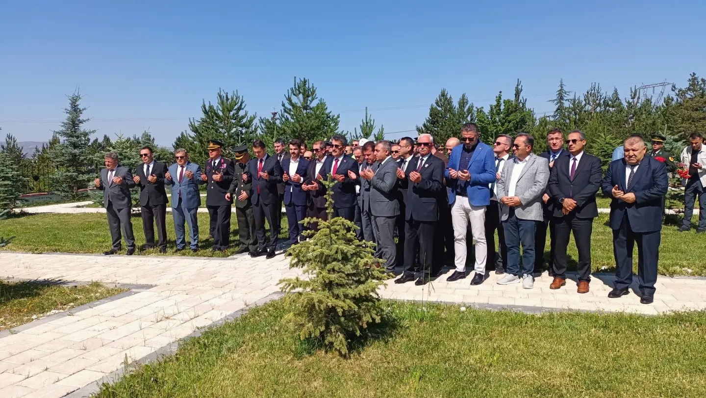 arefe-gunu-il-protokolumuz-ile-sehitlik-ziyareti