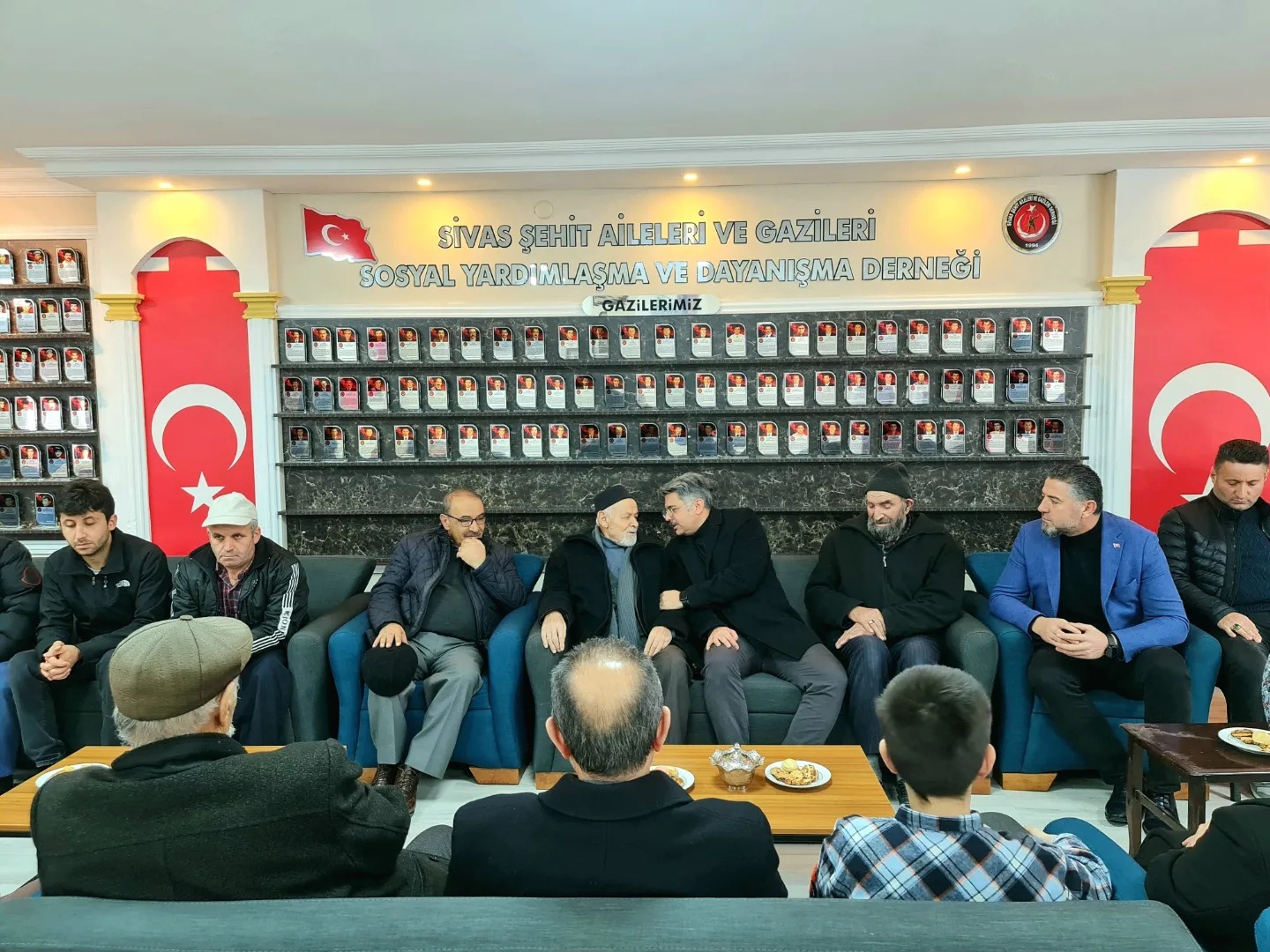 aile-ve-sosyal-hizmetler-il-muduru-ozgur-kirmizitasin-dernegimize-ziyareti-
<div style=