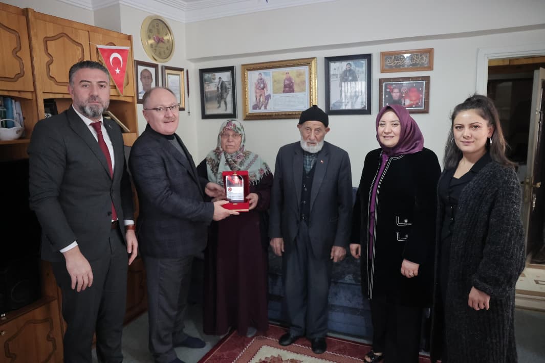 sehidimiz-osman-yurtun-ailesine-ziyaret-
<div style=