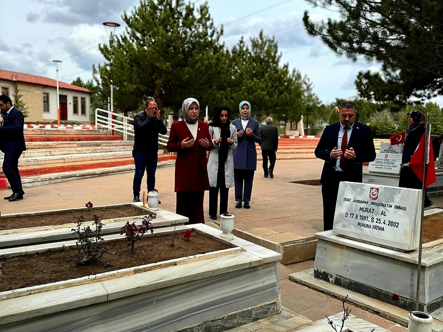ak-parti-sivas-millet-vekili-rukiye-toy-ile-sehitlik-ziyareti-727