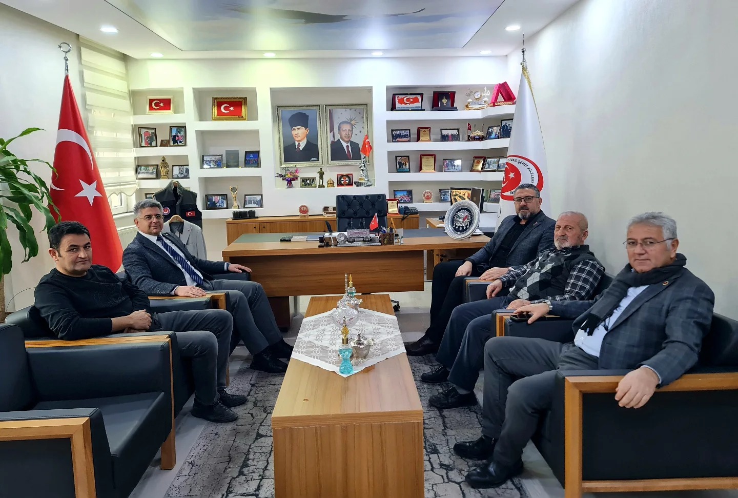 sivas-aile-ve-sosyal-hizmetler-il-muduru-ozgur-kirmizitasin-dernegimize-ziyareti-987